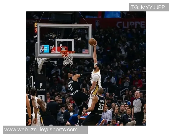 小南斯篮下强势扣篮展现霸主风范引爆全场激情时刻 小南斯篮下强势扣篮展现霸主风范引爆全场激情时刻