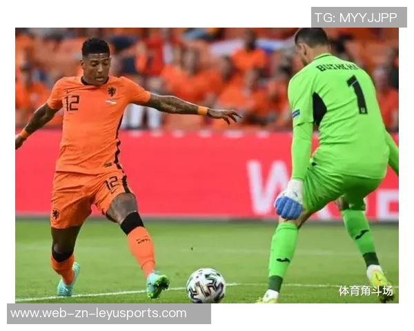 邓弗里斯不满被换下怒砸皮球表情郁闷引发关注 邓弗里斯不满被换下怒砸皮球表情郁闷引发关注