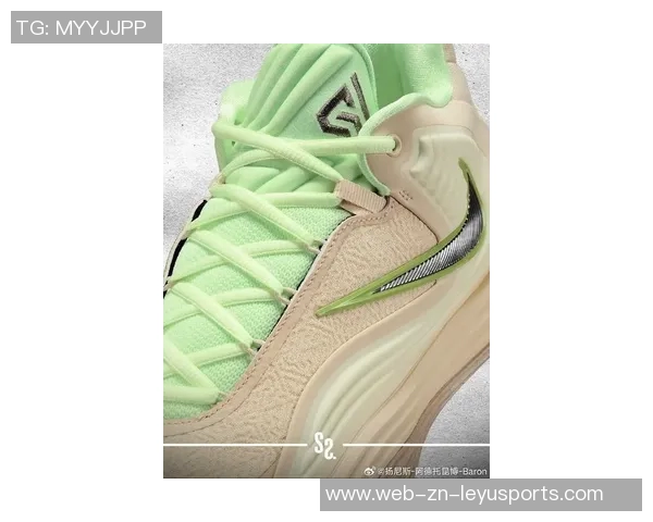 利拉德分享字母哥送的新款签名球鞋展现深厚友谊与团队精神 利拉德分享字母哥送的新款签名球鞋展现深厚友谊与团队精神