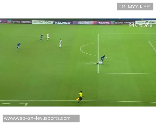 阿苏埃单刀突入禁区遭侵犯裁判未判点球引发强烈不满 阿苏埃单刀突入禁区遭侵犯裁判未判点球引发强烈不满