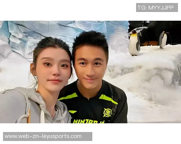 嫂子颜值爆表何猷君携妻儿共庆揭幕战与孩子生日欢乐时光