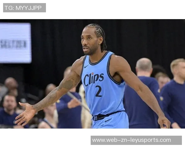 莱昂纳德季前赛上半场狂砍五记三分球平上赛季单场最佳表现 莱昂纳德季前赛上半场狂砍五记三分球平上赛季单场最佳表现